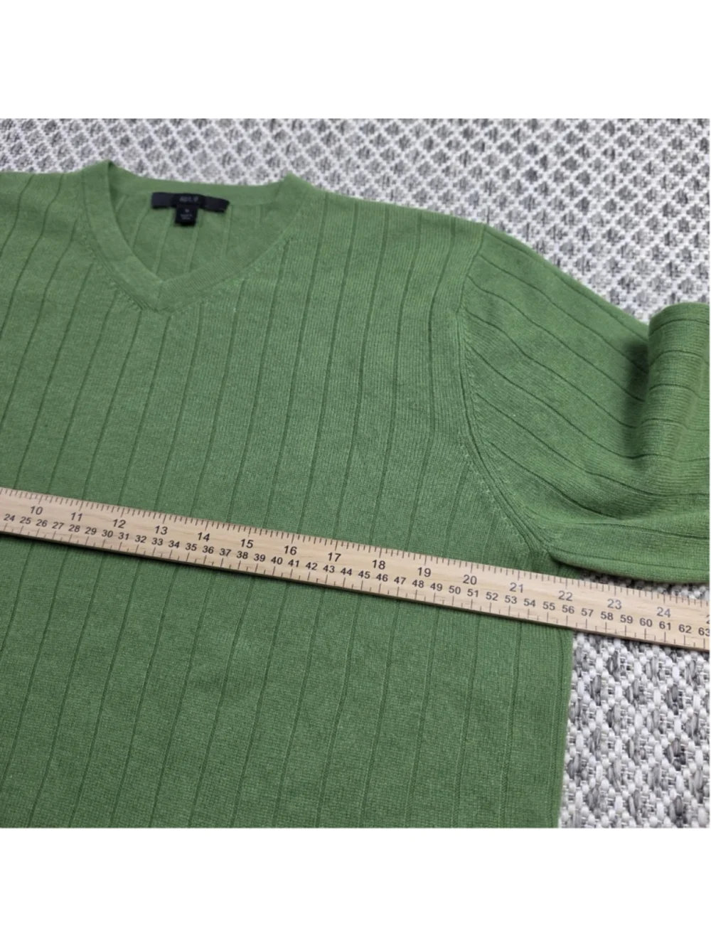 100% Cashmere Sweater Men’s Medium Green Ribbed V Neck Pullover Apt. 9